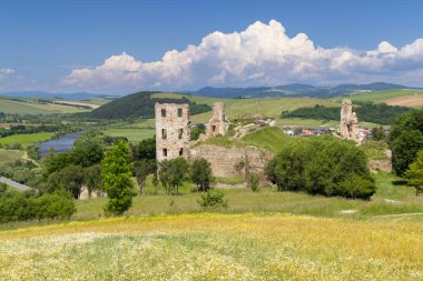 Stara Lubovna yakınlarındaki Plavec şatosunun kalıntıları, Presov bölgesi, Slovakya