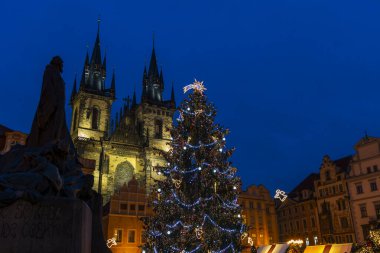 Çek Cumhuriyeti Prag 'daki Old Town Square' de Noel ağacı