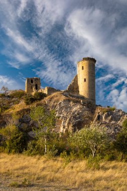 Chateauneuf-du-Pape yakınlarındaki Chateau de Hers harabeleri, Provence, Fransa