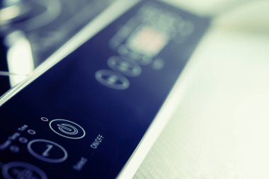 Koyu arkaplandaki sembolle düğmeyi kapat