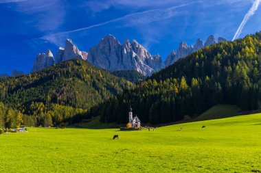 İtalyan dolomitlerinin güzel manzarası Santa Magdalena yakınlarında, Güney Tyrol, İtalya