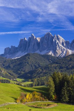 Santa Magdalena yakınlarındaki güzel İtalyan dolomitleri manzarası