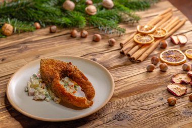 Çek Cumhuriyeti 'nde geleneksel Noel yemeği. Patates salatalı sazan balığı.