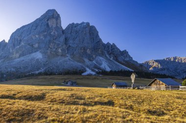San Martin de Tor yakınlarındaki tipik manzara, Dolomiti, Güney Tyrol, İtalya
