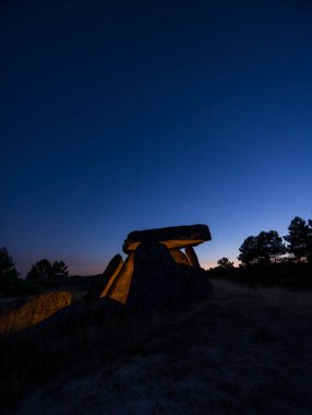 Alijo yakınlarındaki Dolmen Anta de Fonte Coberta, Vila Cha, Portekiz