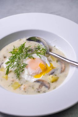 Tipik Czech mutfağı kulajda çorbası.