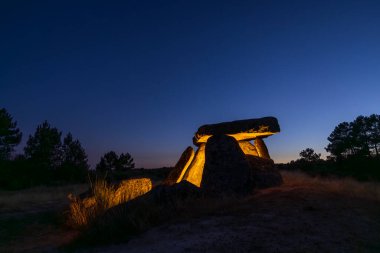 Alijo yakınlarındaki Dolmen Anta de Fonte Coberta, Vila Cha, Portekiz