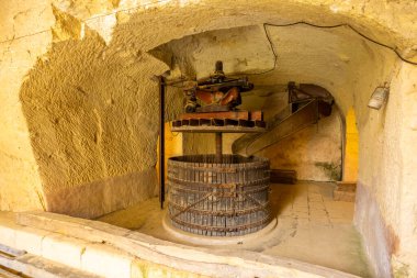 Breze Şatosu 'ndaki şarap mahzeni (Chateau de Breze), Pays de la Loire, Fransa