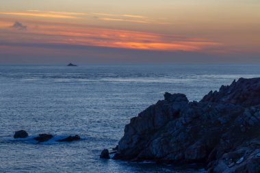 Pointe du Raz, Brittany, Fransa yakınlarında Phare de la Vieille ile sahil
