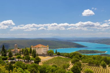 Tipik Provencal Town Aiguines with Lac de Sainte-Croix, Verdon Natural Park, Alpes-de-Haute-Provence, Provence, Fransa