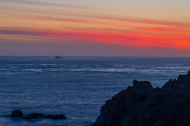 Pointe du Raz, Brittany, Fransa yakınlarında Phare de la Vieille ile sahil