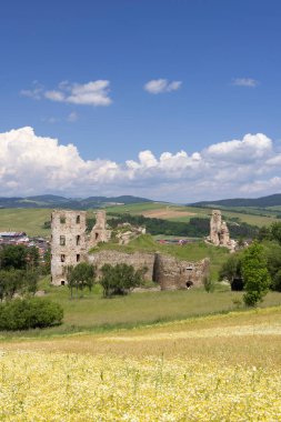 Stara Lubovna yakınlarındaki Plavec şatosunun kalıntıları, Presov bölgesi, Slovakya