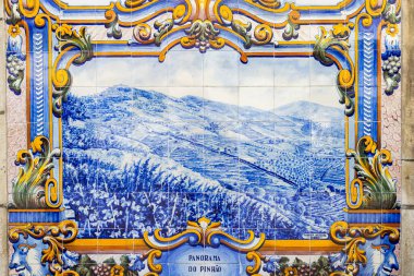 Douro Vadisi 'nden motifleri olan mavi azulejolar, Portekiz Pinhao tren istasyonu.