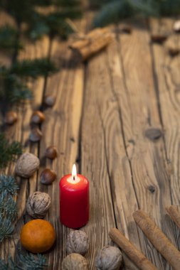 Geleneksel Çek Noel 'i ağaç süslemesi üzerine ağaç dalı, mum, elma, portakal, meyve