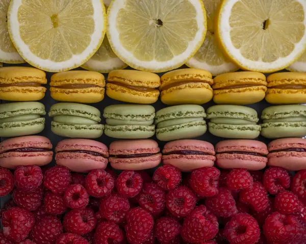 Ahududu ve limonlu farklı renkte makaronlar.