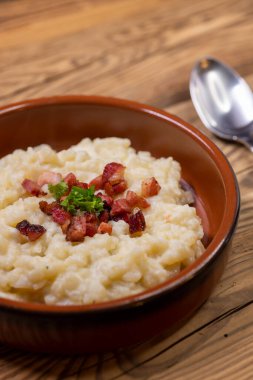 Slovakya halısı koyun peyniri ve kızarmış pastırmayla servis edilir.