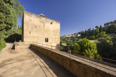 Chateauneuf-du-Pape yakınlarındaki Chateau de Hers harabeleri, Provence, Fransa