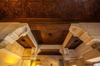 Chateauneuf-du-Pape yakınlarındaki Chateau de Hers harabeleri, Provence, Fransa