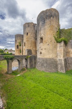 Villandraut Şatosu (Villandraut Şatosu) Gironde Kalesi, Aquitaine, Fransa