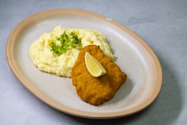 Chateauneuf-du-Pape yakınlarındaki Chateau de Hers harabeleri, Provence, Fransa