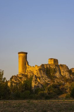 Chateauneuf-du-Pape yakınlarındaki Chateau de Hers harabeleri, Provence, Fransa