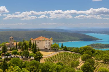Tipik Provencal Town Aiguines with Lac de Sainte-Croix, Verdon Natural Park, Alpes-de-Haute-Provence, Provence, Fransa