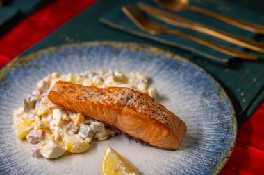 Çek Cumhuriyeti 'nde geleneksel Noel yemeği. Patates salatalı somon filetosu.