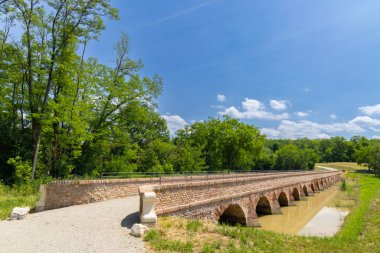 Mikulov yakınlarındaki Portz Insel köprüsü, Güney Moravya, Çek Cumhuriyeti