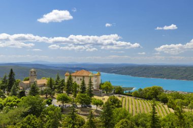 Tipik Provencal Town Aiguines with Lac de Sainte-Croix, Verdon Natural Park, Alpes-de-Haute-Provence, Provence, Fransa