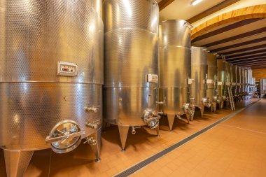 Modern üretim şarap mahzeni paslanmaz çelik tank, Canale, Piedmont, İtalya