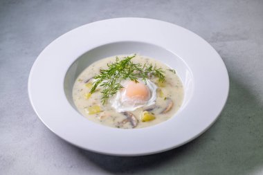 Tipik Czech mutfağı kulajda çorbası.