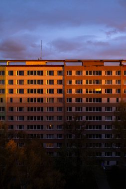 Eski apartman blokları - Doğu Avrupa, Prag, Çek Cumhuriyeti 'ndeki komünist dönemdeki beton panellerden yapılmış apartman binaları