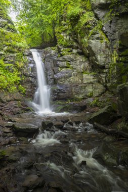 Nova Bana ve Zarnovica yakınlarındaki Starohutiansky şelalesi, Pohronsky Inovec dağları, Slovakya