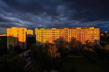 Eski apartman blokları - Doğu Avrupa, Prag, Çek Cumhuriyeti 'ndeki komünist dönemdeki beton panellerden yapılmış apartman binaları