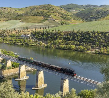 Demiryolu köprüsünde buharlı tren (Ponte Ferroviaria do Tua), Tua, Alto Douro, Portekiz