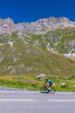 Col du Galibier, Hautes-Alpes, Fransa yakınlarındaki Grandes Alpes güzergahındaki bisikletçi.