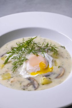 Tipik Czech mutfağı kulajda çorbası.