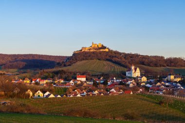 Falkenstein harabeleri ve üzüm bağı olan kasaba, Aşağı Avusturya, Avusturya