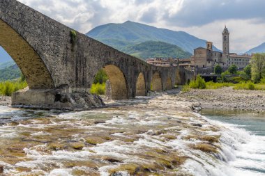 Gobbo Köprüsü ayrıca Bobbio, Piacenza ili, Trebbia Vadisi, Emilia Romagna, İtalya 'da Şeytan Köprüsü veya Ponte del Diavolo veya Ponte Gobbo' da bulunmaktadır.