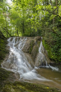 Fransız dağlık kesimlerinde Autoire yakınlarındaki Şelale Şelalesi d 'Autoire, Kalkış Parkı, Midi-Pyrenees, Fransa