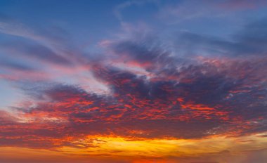 Gün batımından önce bulutlu güzel gökyüzü