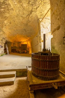 Breze Şatosu 'ndaki şarap mahzeni (Chateau de Breze), Pays de la Loire, Fransa