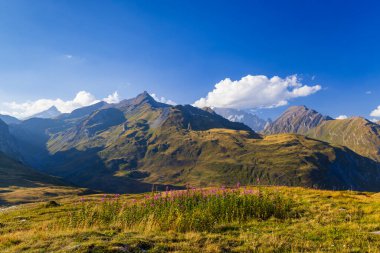 Col du Petit-Saint-Bernard yakınlarındaki manzara Mont Blanc ile Fransa ve İtalya sınırında