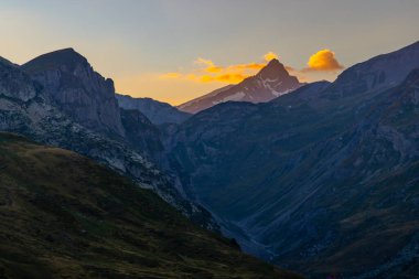 Col du Petit-Saint-Bernard yakınlarındaki manzara Mont Blanc ile Fransa ve İtalya sınırında