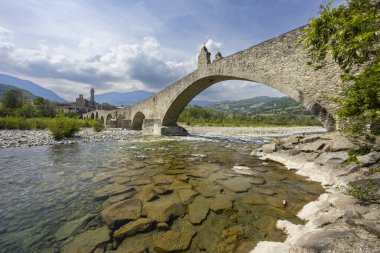 Gobbo Köprüsü ayrıca Bobbio, Piacenza ili, Trebbia Vadisi, Emilia Romagna, İtalya 'da Şeytan Köprüsü veya Ponte del Diavolo veya Ponte Gobbo' da bulunmaktadır.