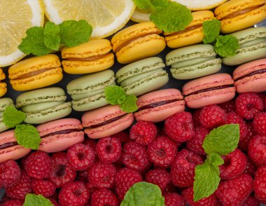 Ahududu, limon ve nane ile farklı renkte makaronlar.