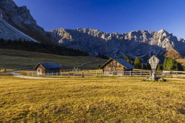 San Martin de Tor yakınlarındaki tipik manzara, Dolomiti, Güney Tyrol, İtalya