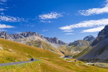 Col de la Pare ve Col des Rochillesr yakınlarındaki manzara, Hautes-Alpes, Fransa