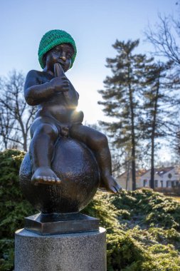 Bir balıkla oturan çocuk heykeli, Frantiskovy Lazne spa sembolü, UNESCO Dünya Mirası Sitesi, Batı Bohemya, Çek Cumhuriyeti