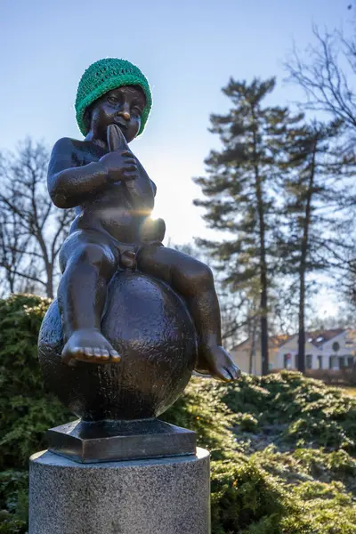 Bir balıkla oturan çocuk heykeli, Frantiskovy Lazne spa sembolü, UNESCO Dünya Mirası Sitesi, Batı Bohemya, Çek Cumhuriyeti